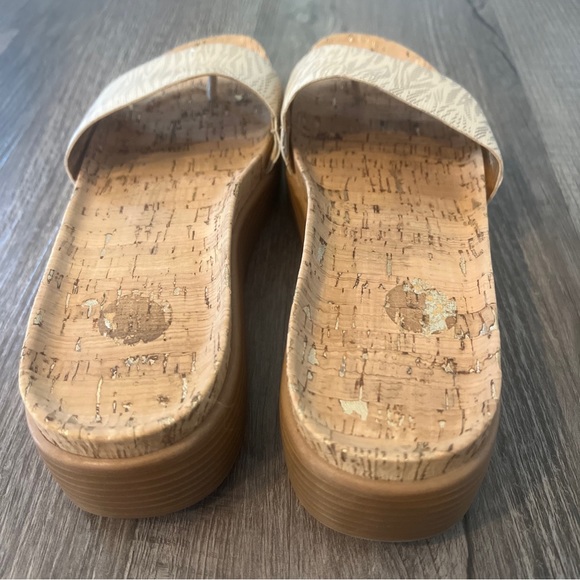 Donald J Pliner Sz 9.5 Fifi slip on thong cork gold metallic sandals EUC - Picture 6 of 8